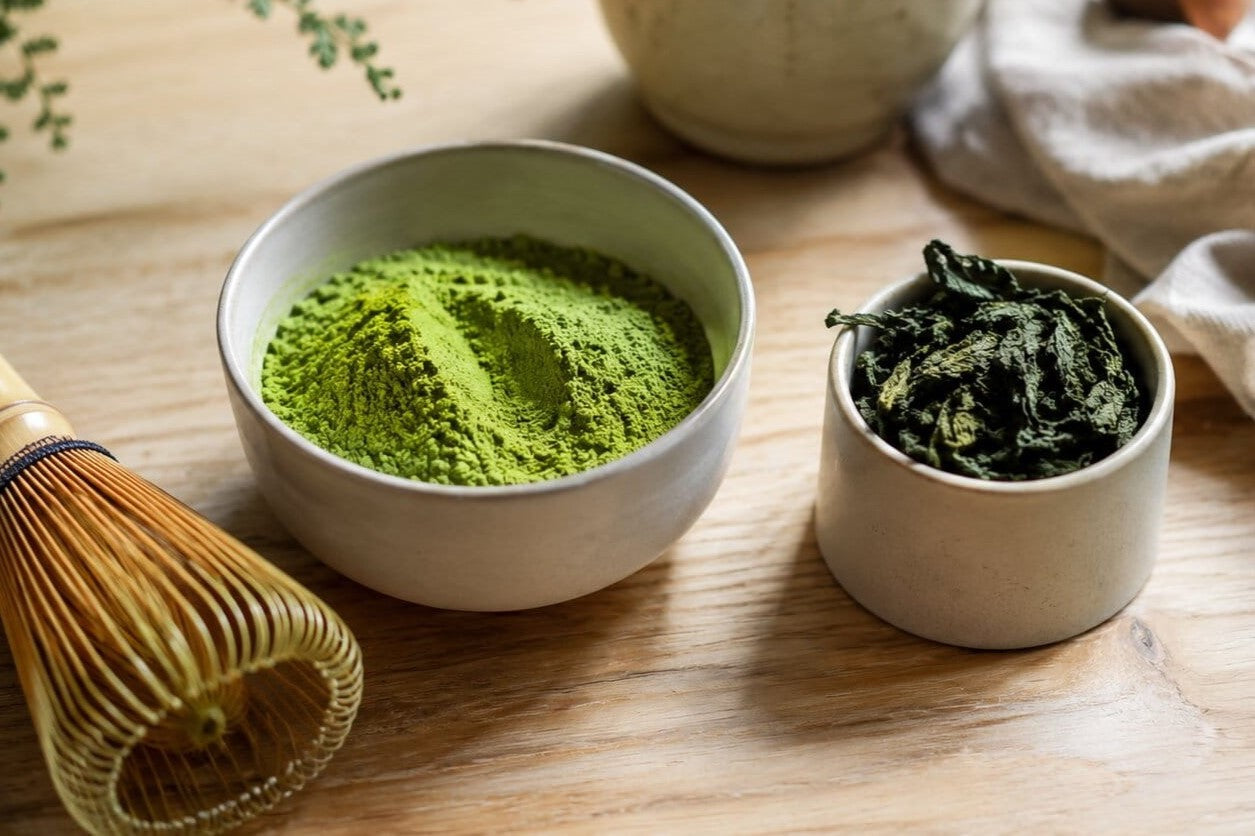 Matcha en poudre ou matcha en feuille : quel choix pour votre tasse ?