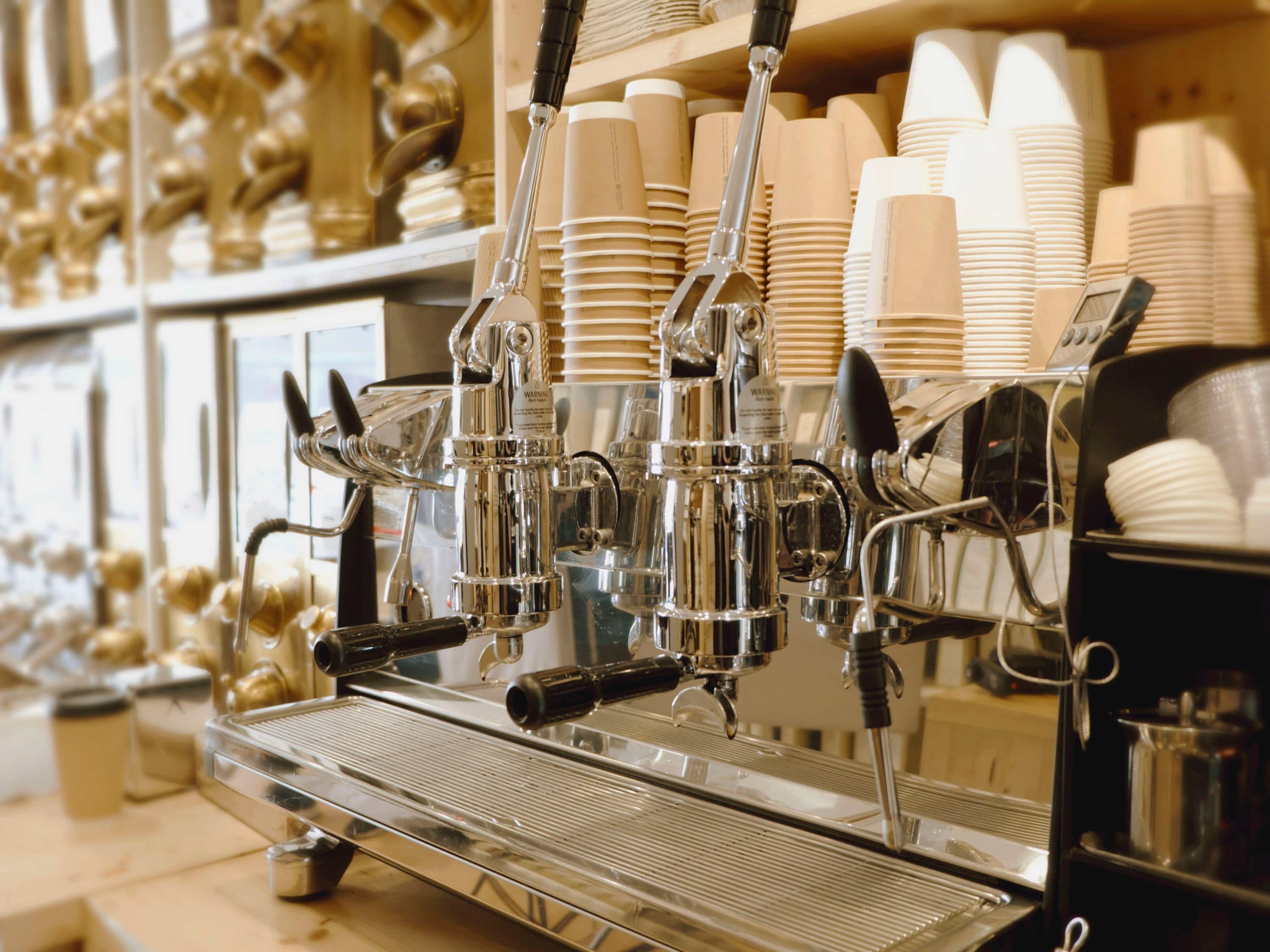 Photo d'une machine à café dans la boutique de L'artisanal