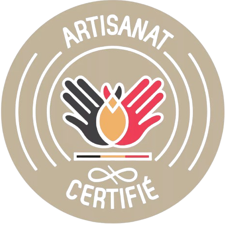 Label Artisanat Certifié avec des mains stylisées entourant une flamme, symbole de savoir-faire artisanal et d’authenticité.