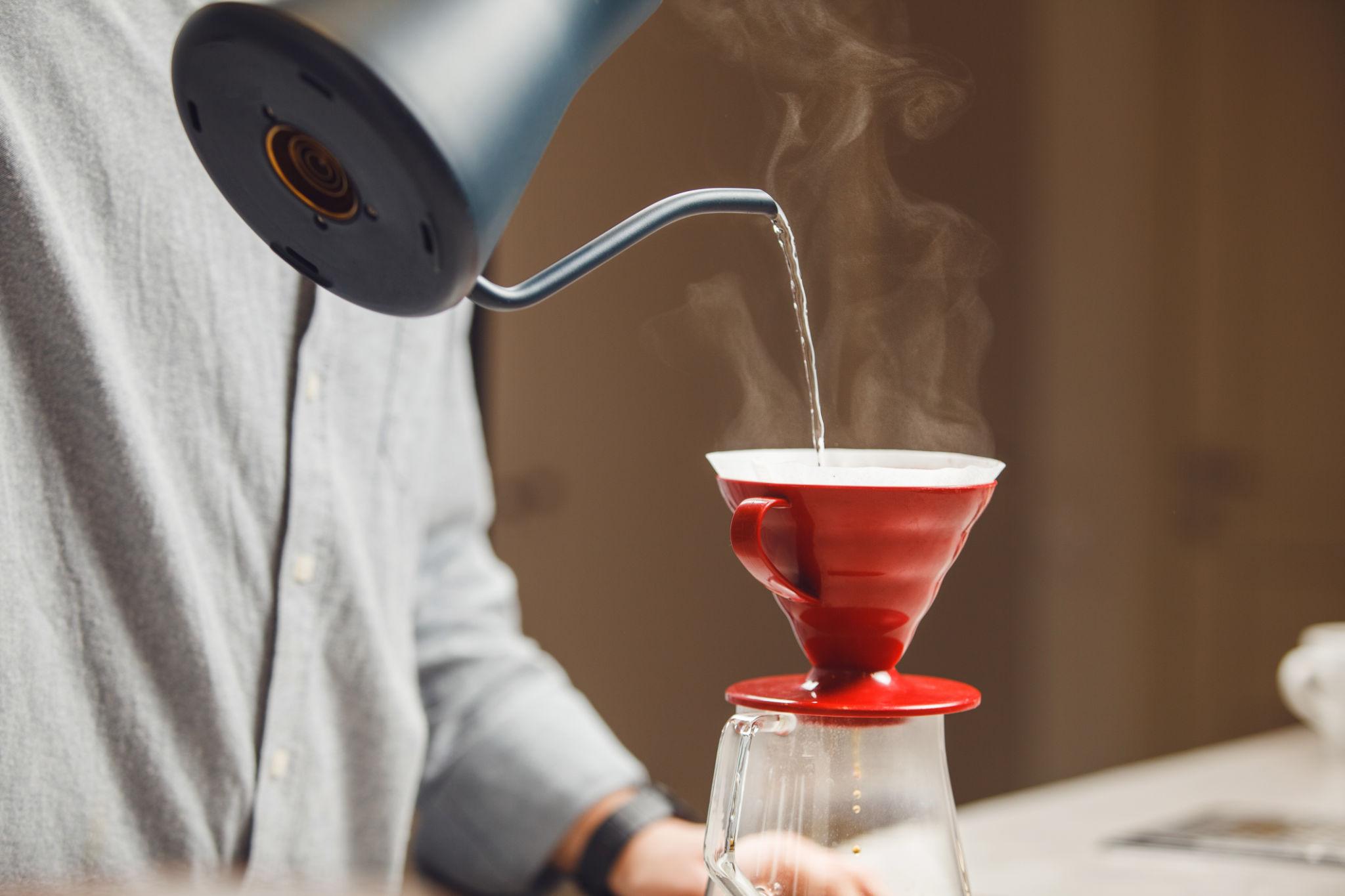 Personne preparant un cafe avec un V60